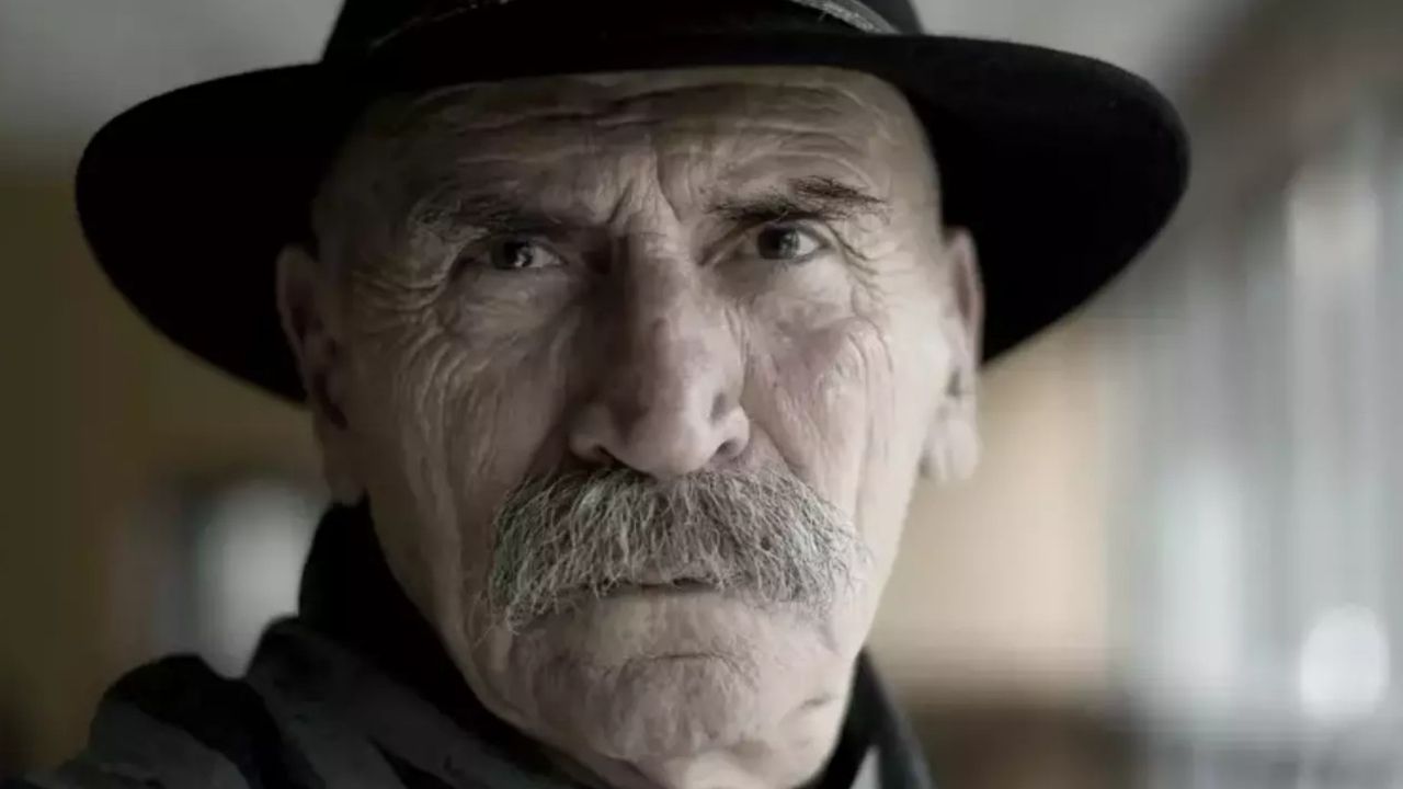 Bir Gizemli Mezar! Tuncel Kurtiz’in Kabrindeki Okların Perde Arkası